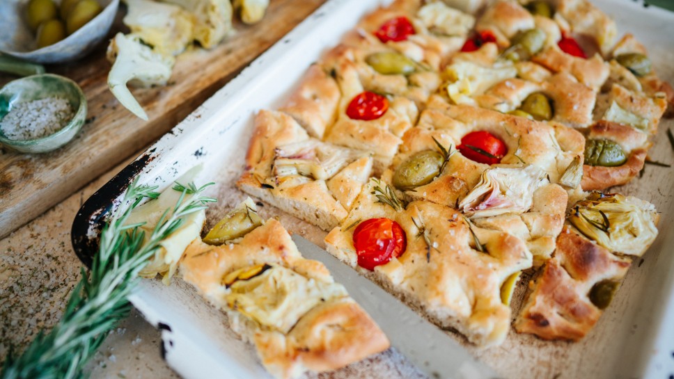 Oliven-Focaccia mit Artischocken und Rosmarin