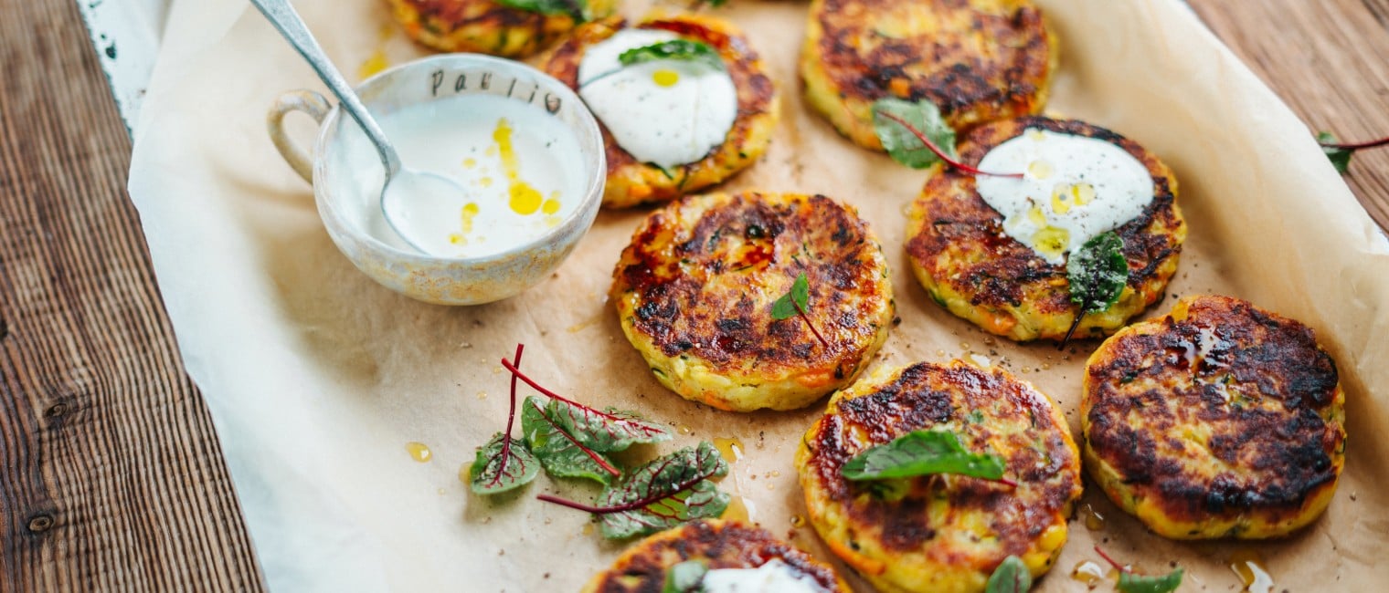 Erdäpfel-Gemüse-Rösti mit Jogurtdip