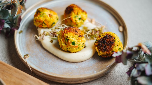 SPAR Mahlzeit Knusprige Hirse-Karotten-Bällchen mit Karfiolcreme