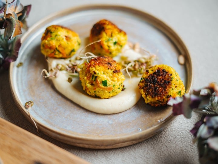 Knusprige Hirse-Karotten-Bällchen mit Karfiolcreme