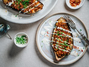 SPAR Mahlzeit Gefüllte Melanzani mit Buchweizen und Tahin-Dressing