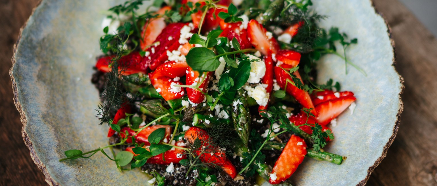 SPAR Mahlzeit Berglinsensalat mit Erdbeeren und Spargel