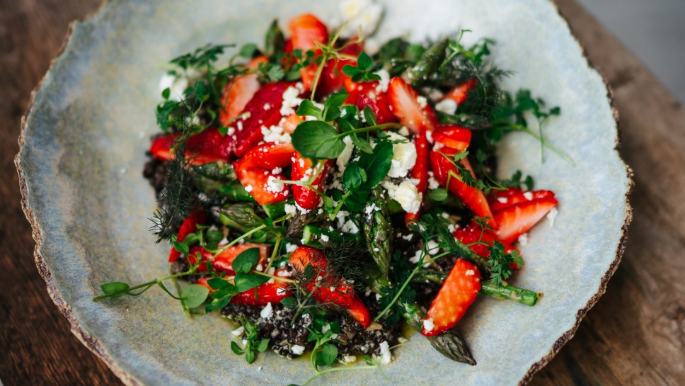SPAR Mahlzeit Berglinsensalat mit Erdbeeren und Spargel