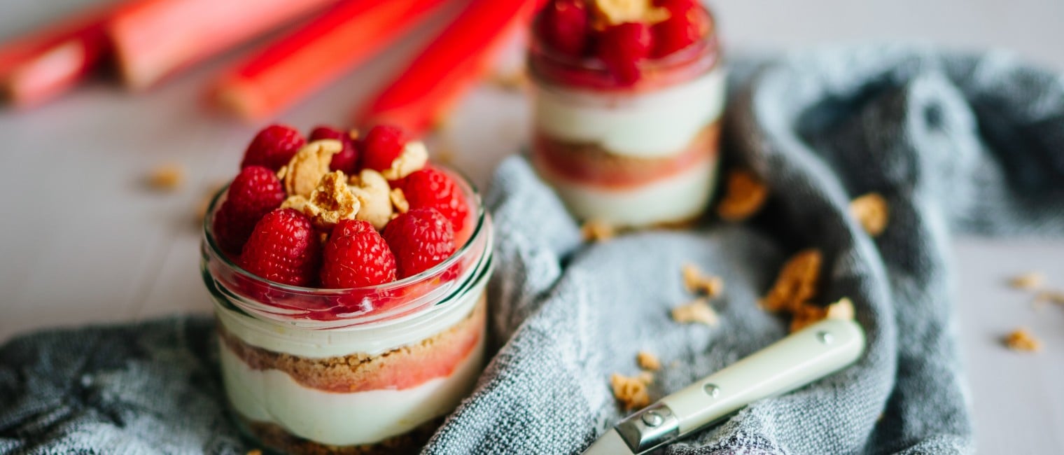 SPAR Mahlzeit Rhabarber-Cheesecake im Glas mit Himbeeren und Amarettini-Knusper