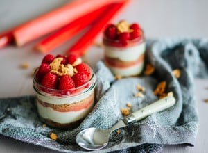 SPAR Mahlzeit Rhabarber-Cheesecake im Glas mit Himbeeren und Amarettini-Knusper