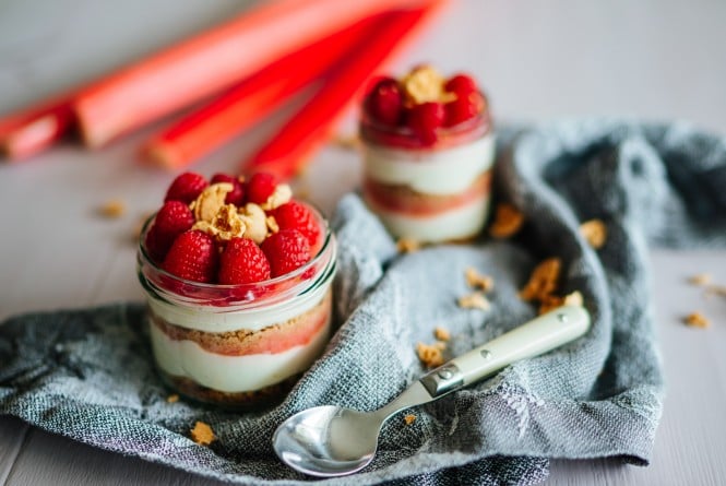 Rhabarber-Cheesecake im Glas mit Himbeeren und Amarettini-Knusper