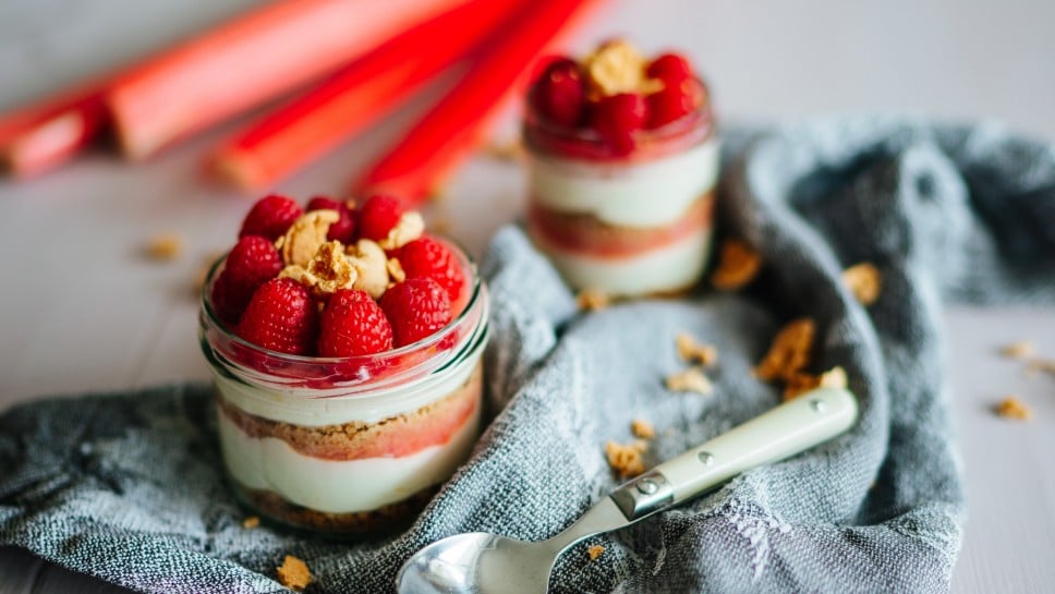 SPAR Mahlzeit Rhabarber-Cheesecake im Glas mit Himbeeren und Amarettini-Knusper
