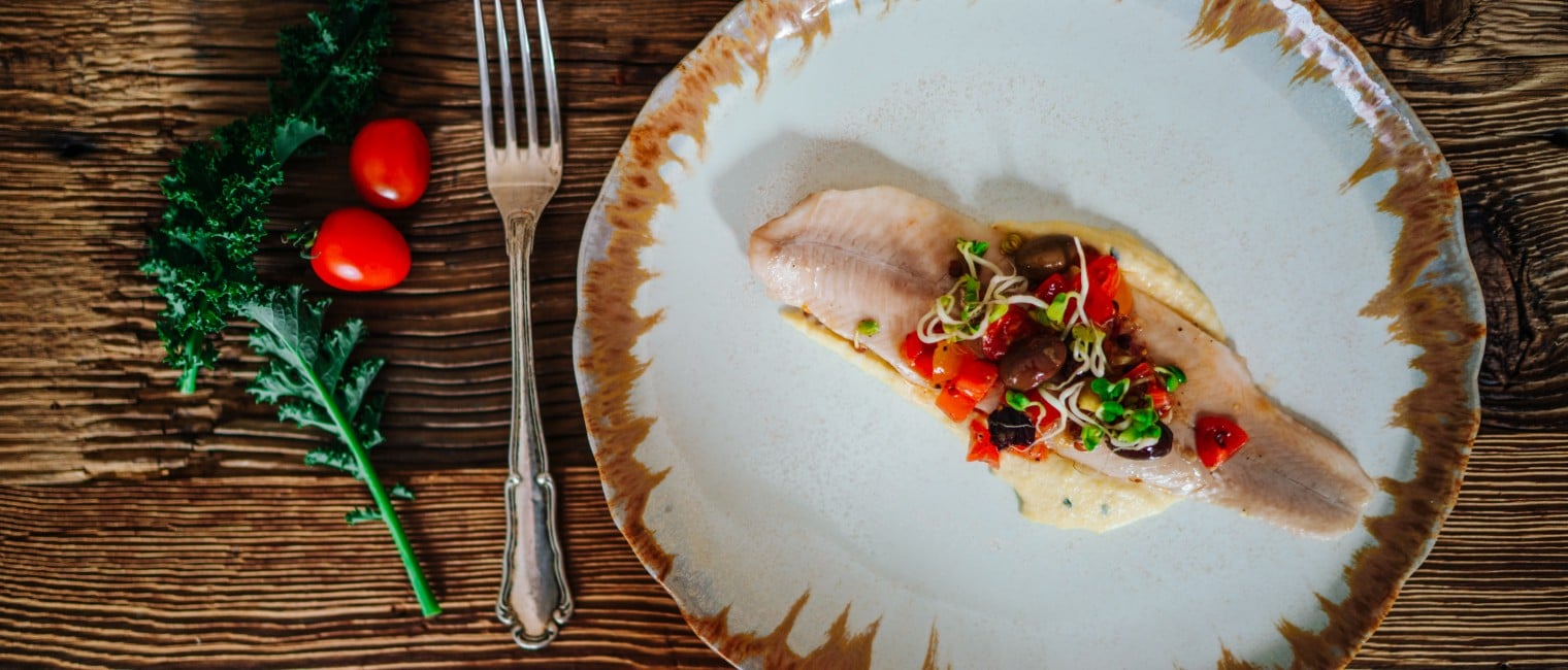 SPAR Mahlzeit Sanft gegarte Bachforellenfilets mit Thymianpolenta und Tomaten-Oliven-Tapenade