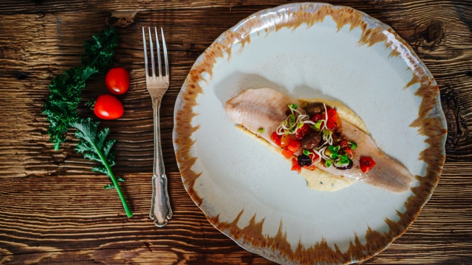 SPAR Mahlzeit Sanft gegarte Bachforellenfilets mit Thymianpolenta und Tomaten-Oliven-Tapenade