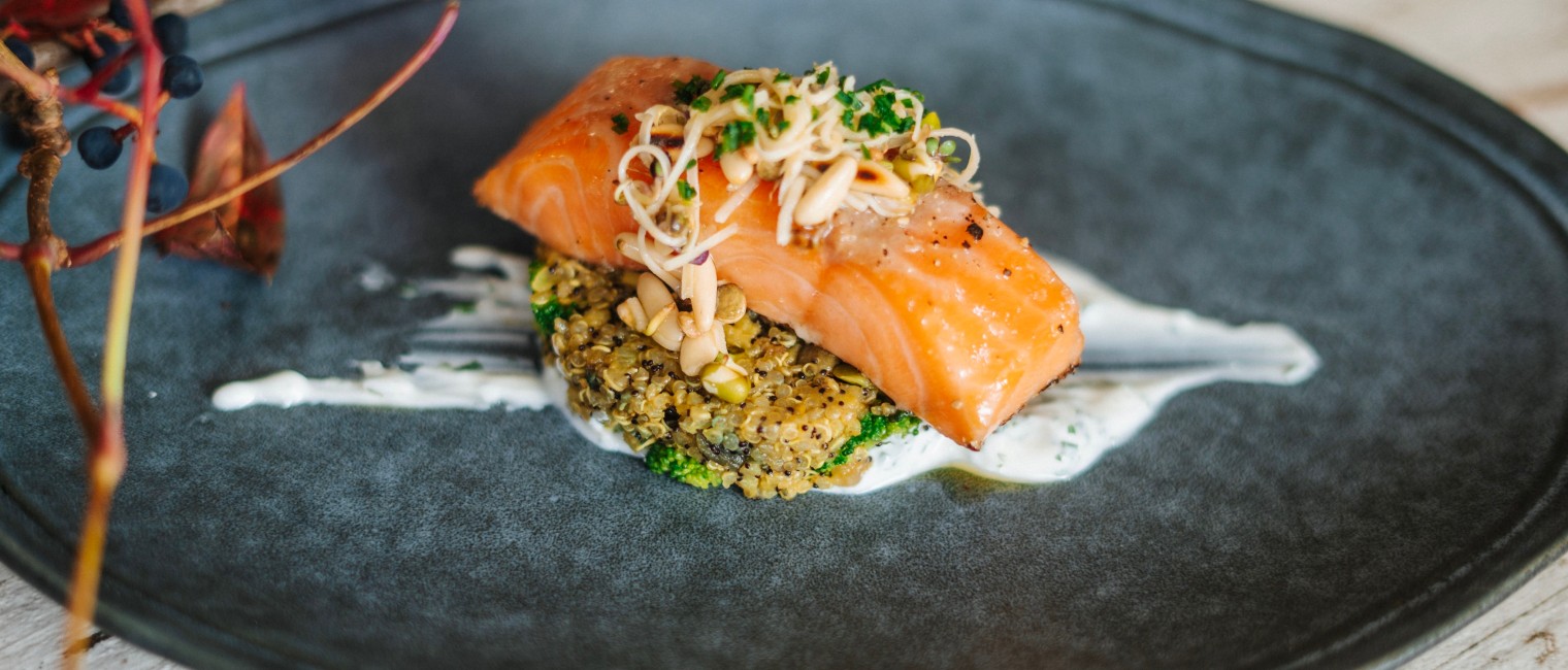 SPAR Mahlzeit Quinoa-Amaranth-Salat mit Wildlachs und Pinienkernen