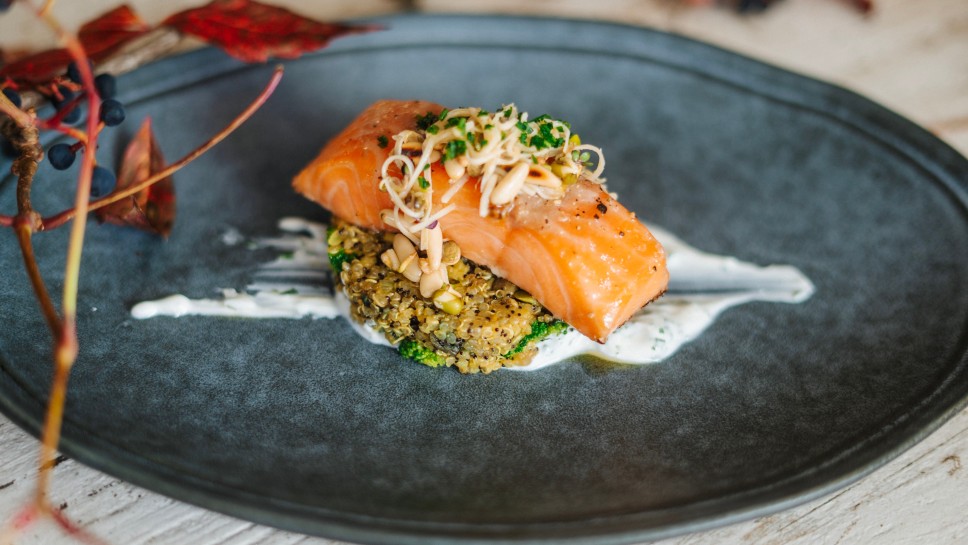 SPAR Mahlzeit Quinoa-Amaranth-Salat mit Wildlachs und Pinienkernen