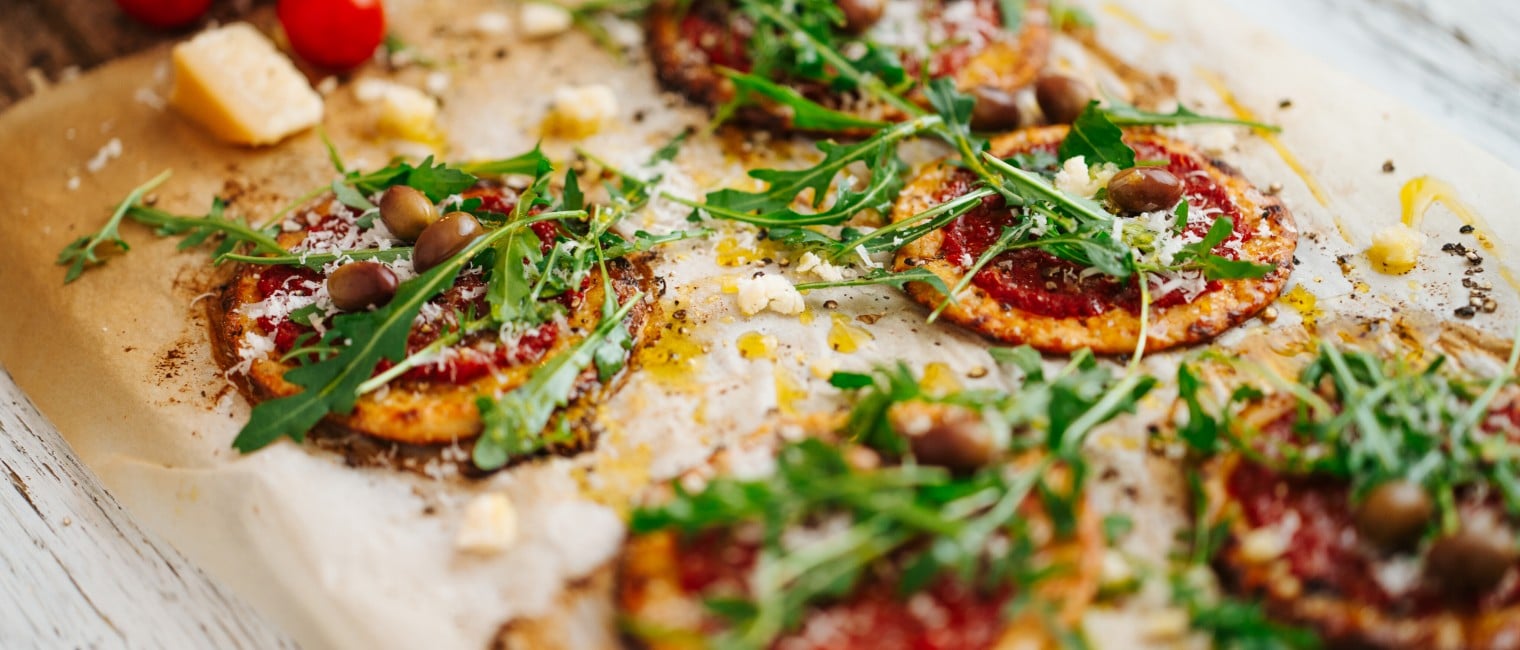 Thunfisch-Pizza mit Tomaten und Rucola