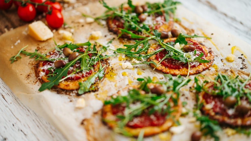 SPAR Mahlzeit Thunfisch-Pizza mit Tomaten und Rucola