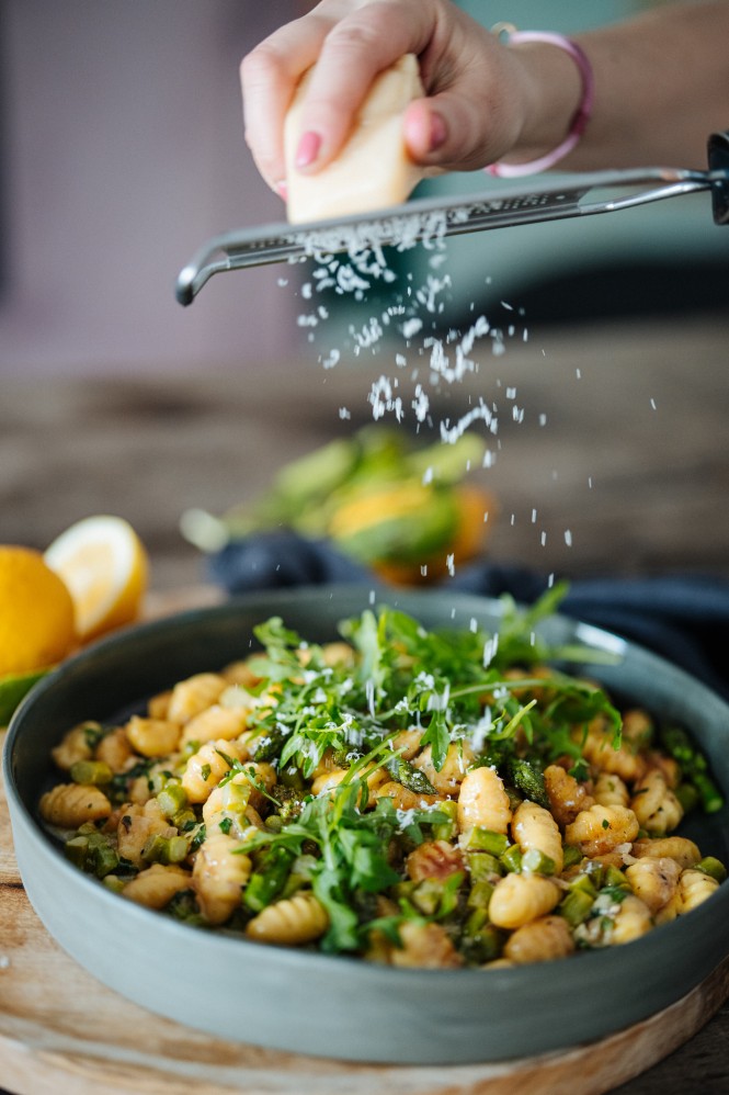Über die Gnocchi mit Spargel Rahmsauce wird Parmesan gerieben