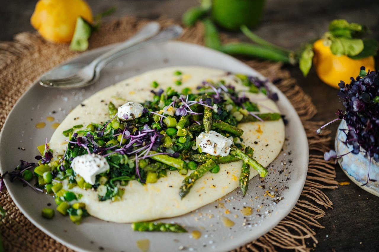 Cremige Polenta mit Frühlingsgemüse