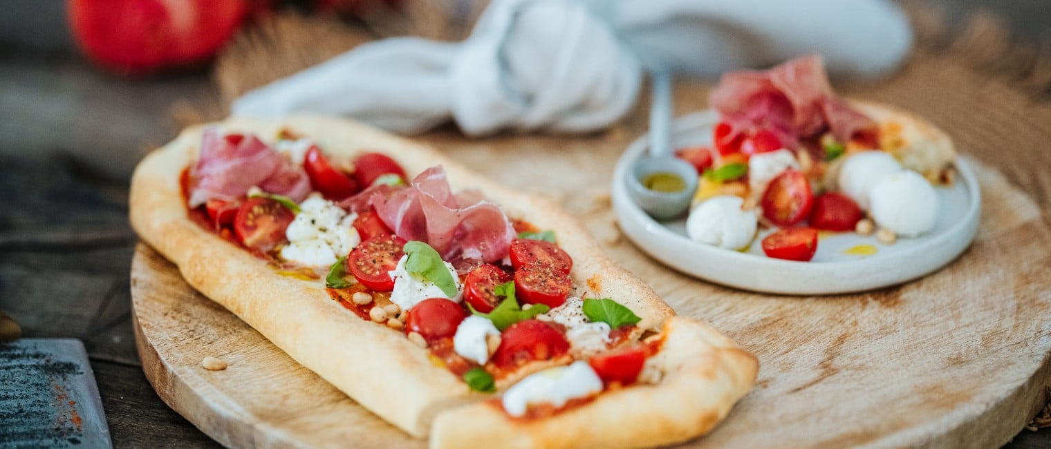 Pinsa Romana mit Mozzarella und Prosciutto