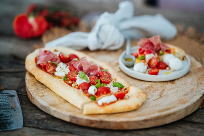 Pinsa Romana mit Mozzarella und Prosciutto