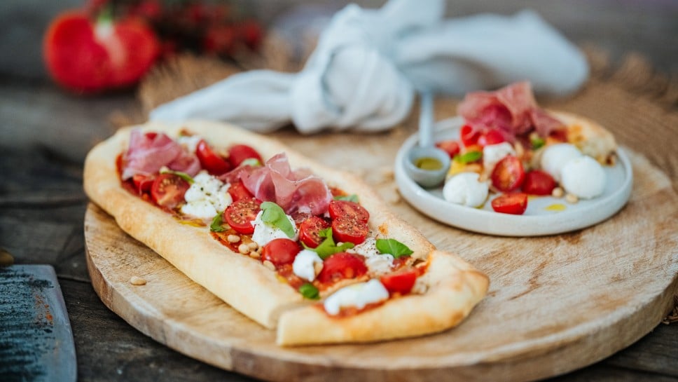 Pinsa Romana mit Mozzarella und Prosciutto