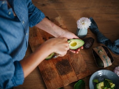 SPAR Mahlzeit! How-To-Video Avocado entkernen
