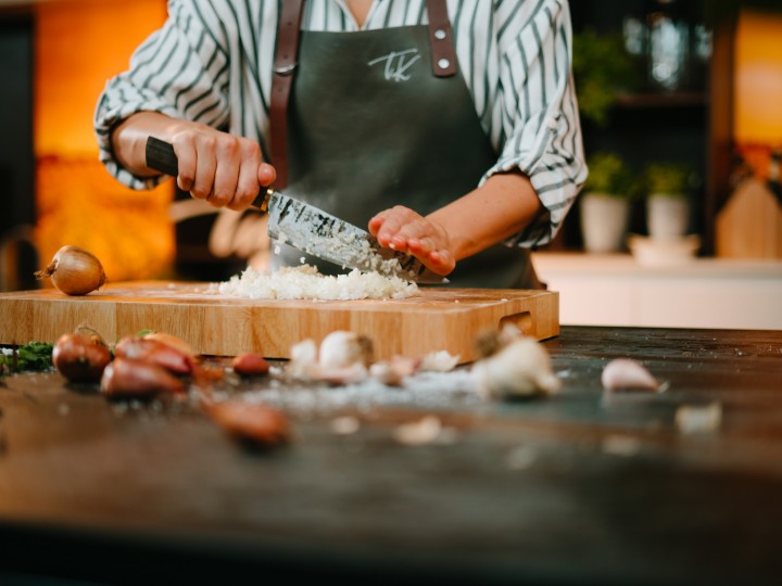 Zwiebeln und Knoblauch werden gehackt