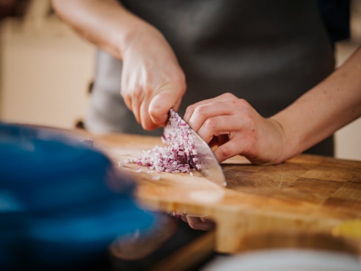 Zwiebel wird in kleine Würfel geschnitten