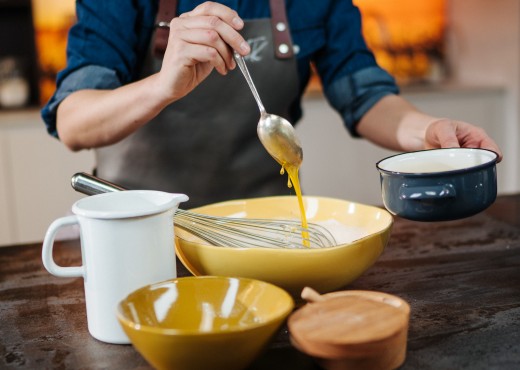 Tici Kaspar fügt die zerlassene Butter zum Teig hinzu 