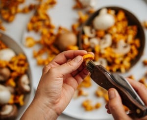 Mit einem Küchenpinsel werden Schmutzreste entfernt 