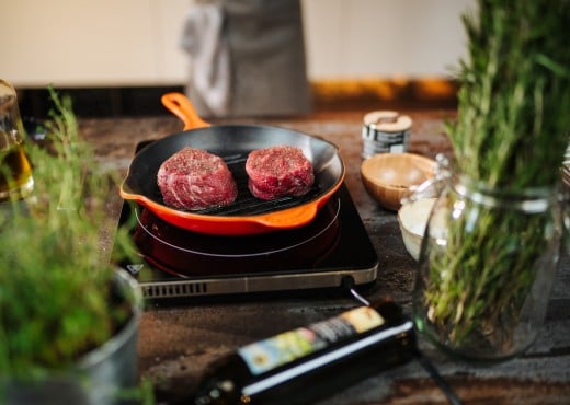 SPAR Mahlzeit! Steak braten Das Steak wird in der Pfanne gebraten
