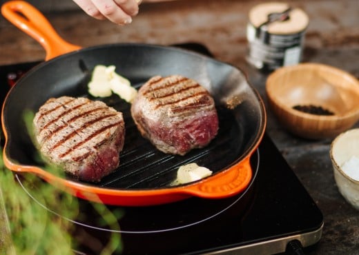 SPAR Mahlzeit! Steak braten Tici Kaspar gibt Butterschmalz in die Pfanne