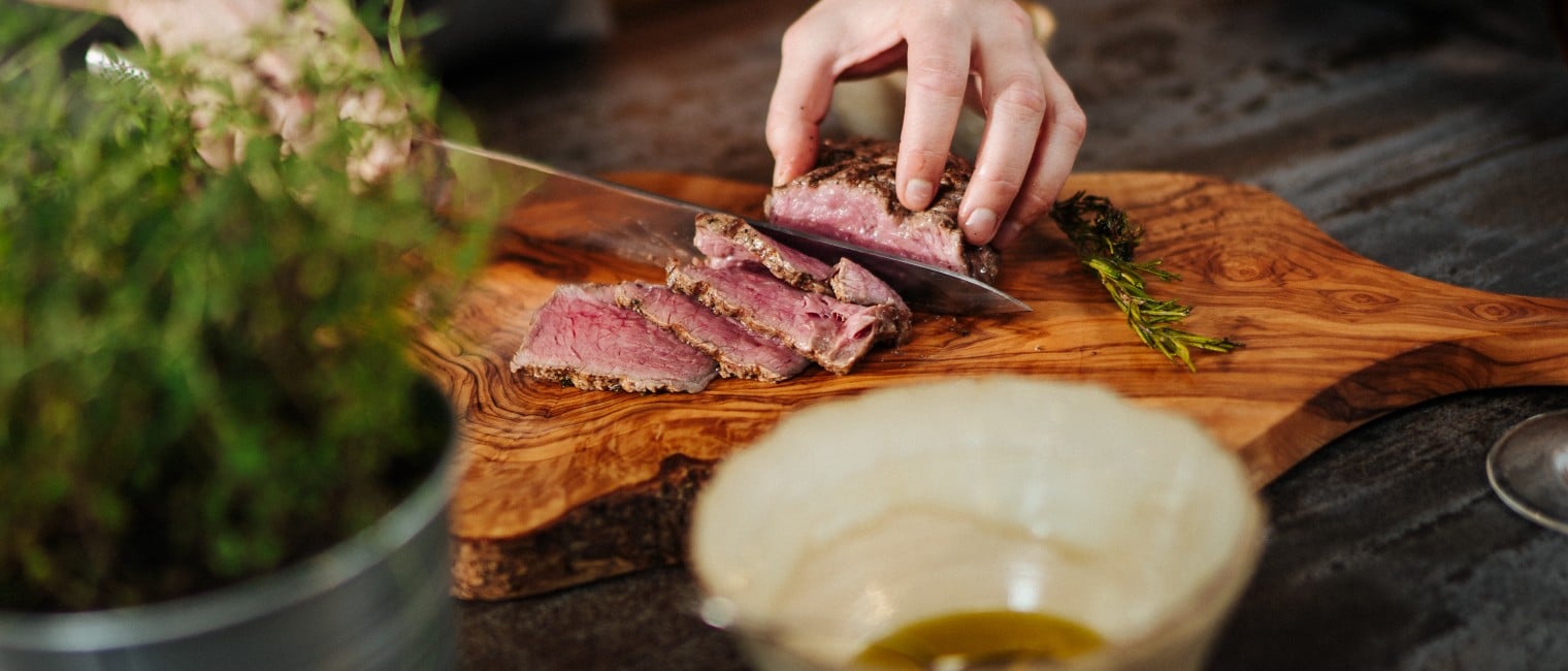 Tici Kaspar schneidet das Steak