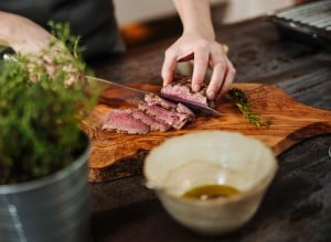 Tici Kaspar schneidet das Steak