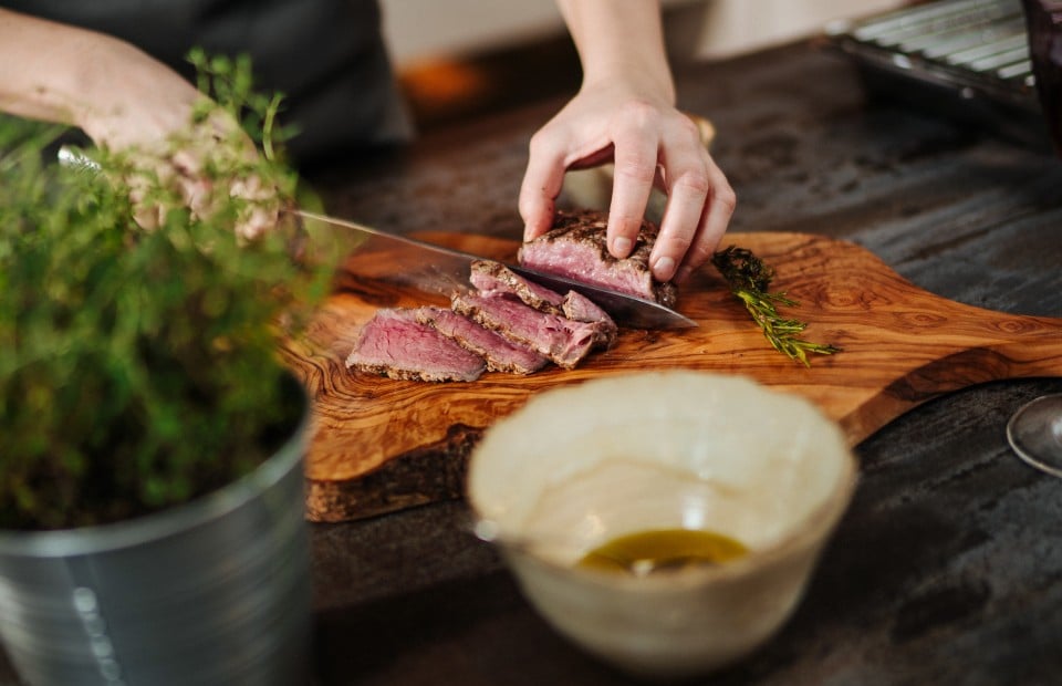 Tici Kaspar schneidet das Steak