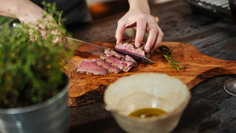 Tici Kaspar schneidet das Steak
