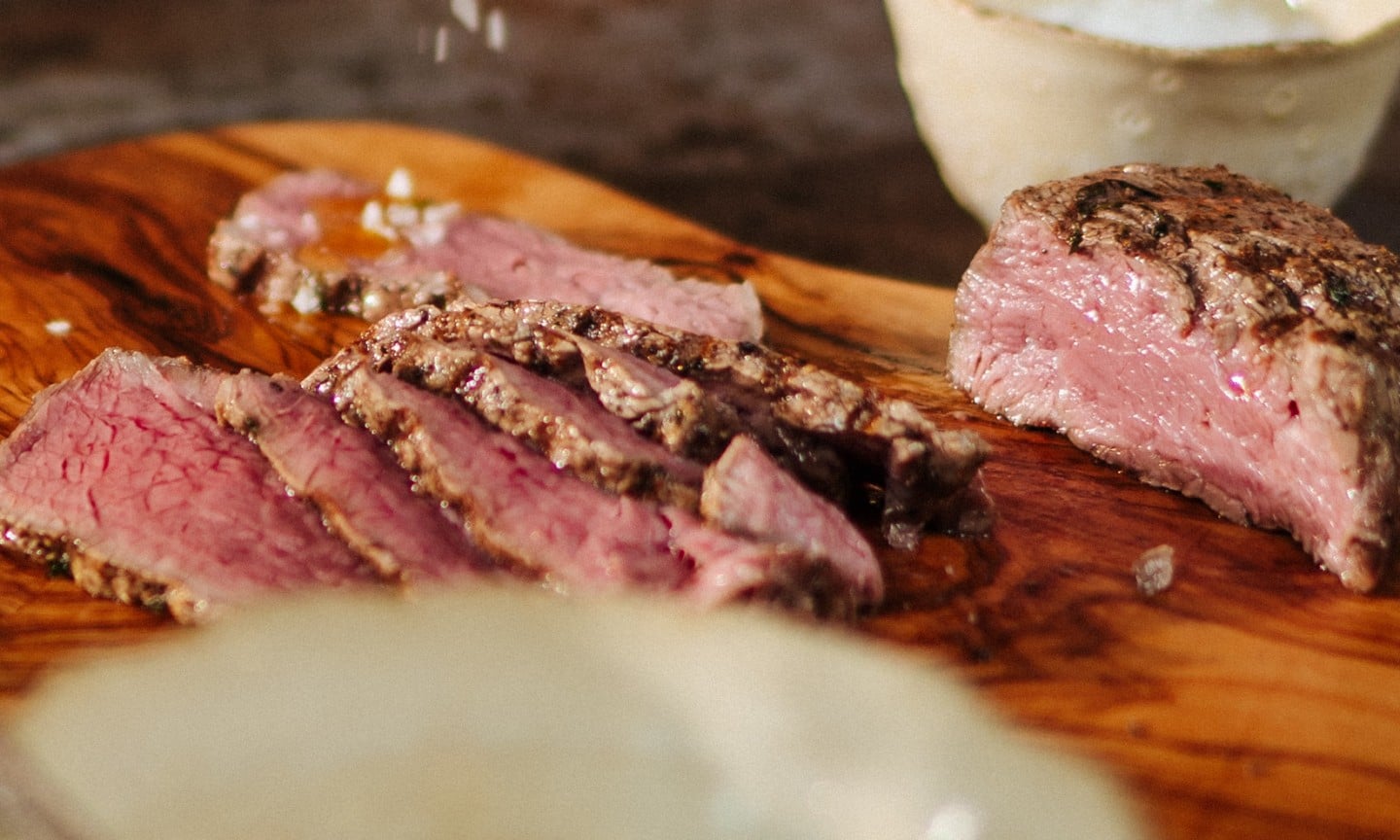Tici Kaspar würzt das geschnittene Steak