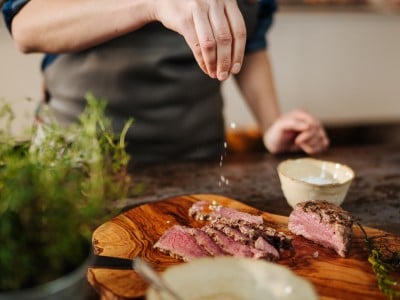 Tici Kaspar würzt das geschnittene Steak