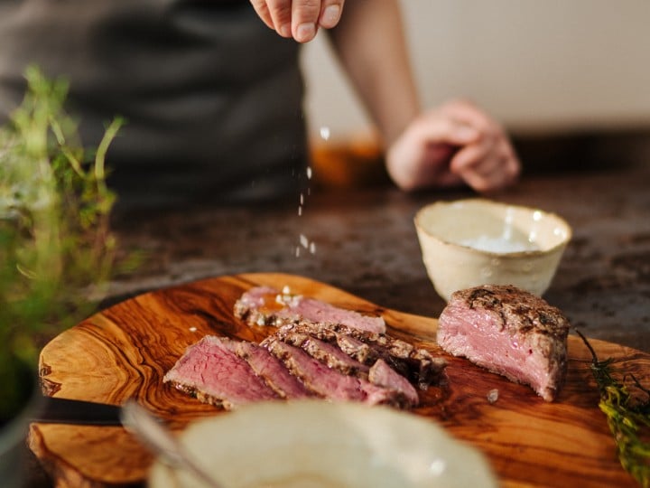 Tici Kaspar würzt das geschnittene Steak