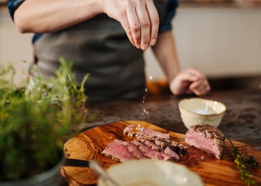 SPAR Mahlzeit! Steak braten Tici Kaspar würzt das geschnittene Steak