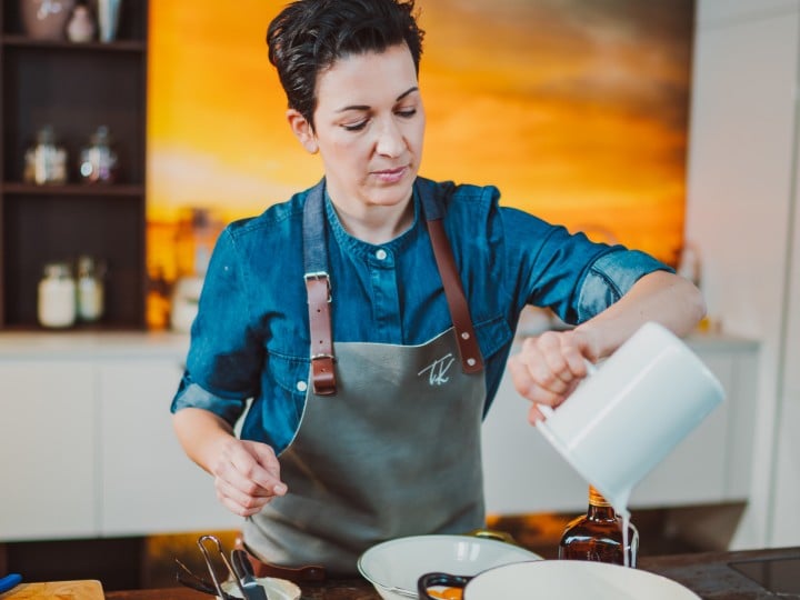 Tici Kaspar leert die Milch-Sahne-Mischung in einen Topf