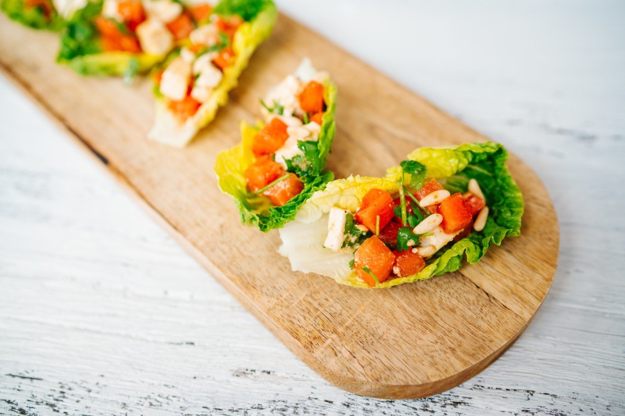Salatherzen mit Melone, Feta und Pinienkernen