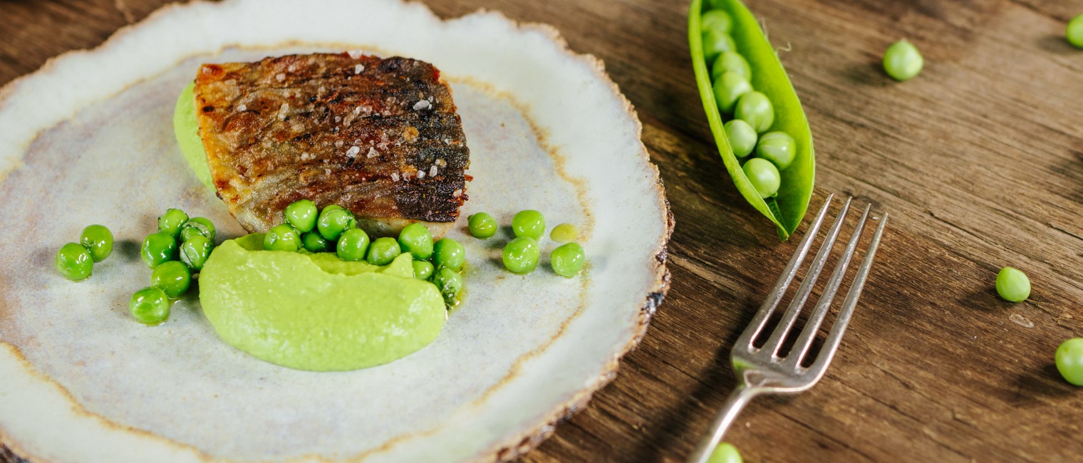 SPAR Mahlzeit Gegrillte Bachforelle mit Erbsen-Hummus