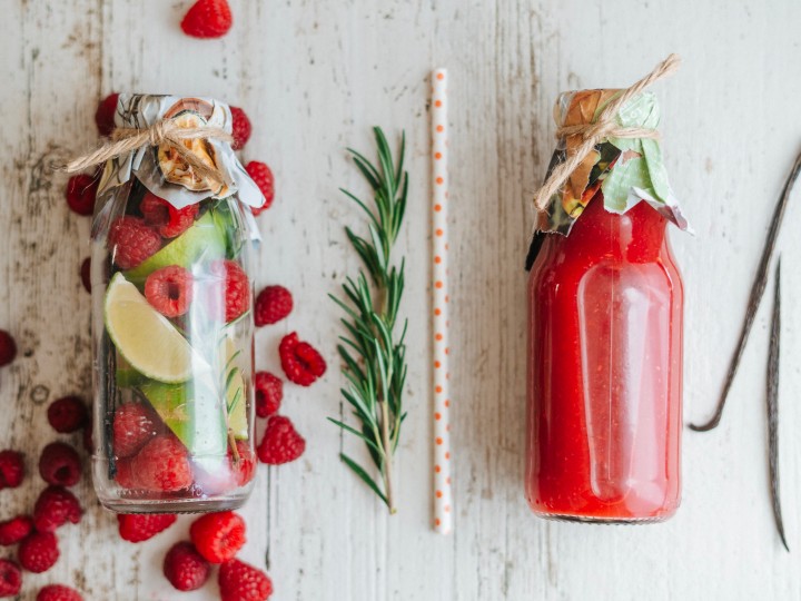 SPAR Mahlzeit Hausgemachte Himbeerlimonade mit Limette und Rosmarin