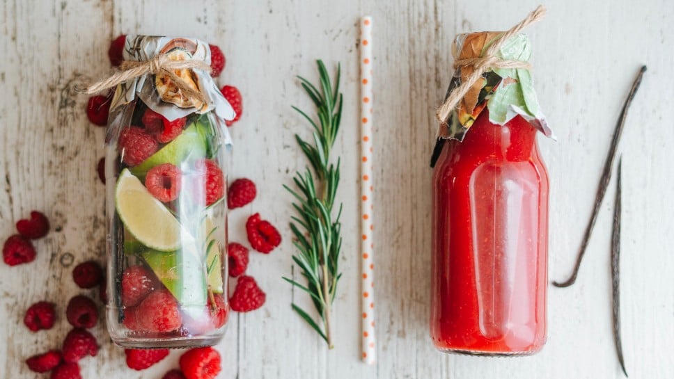 SPAR Mahlzeit Hausgemachte Himbeerlimonade mit Limette und Rosmarin
