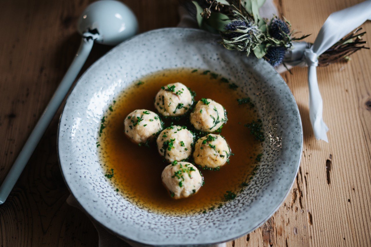 Tiroler Speckknödel in Rindsuppe