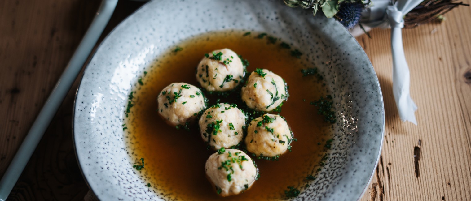Tiroler Speckknödel in Rindsuppe