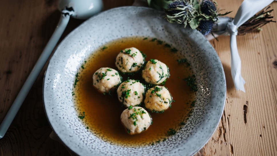 Tiroler Speckknödel in Rindsuppe