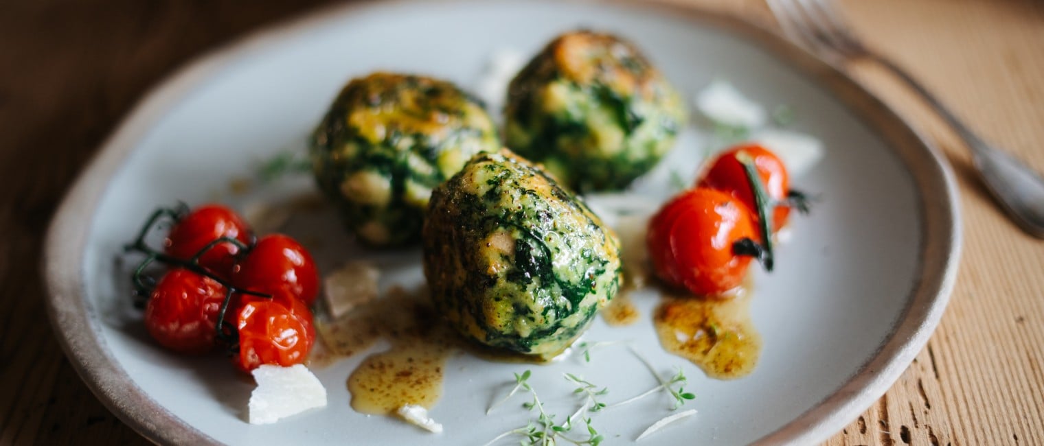 Spinatknödel mit Bergkäse und Schmortomaten