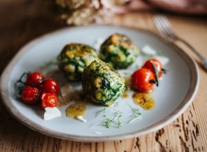 SPAR Mahlzeit Spinatknödel mit Bergkäse und Schmortomaten