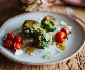 Spinatknödel mit Bergkäse und Schmortomaten