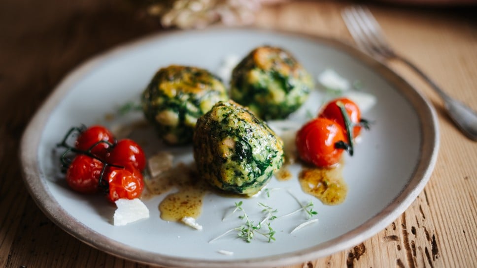 Spinatknödel mit Bergkäse und Schmortomaten