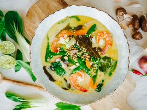 SPAR Mahlzeit Tom Kha Gai Suppe mit Pak Choi und Mungo-Sprossen